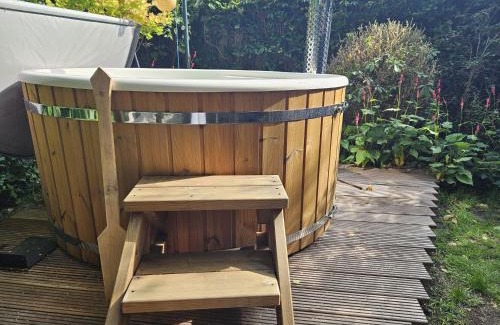 Sleen House | Atelier house with hot tub