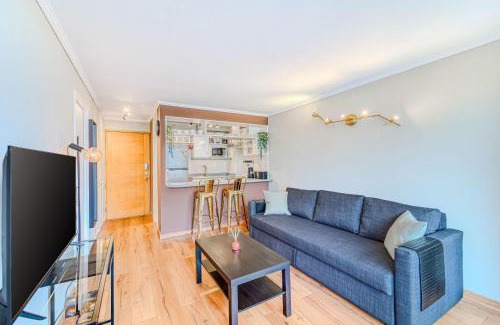 Las Condes Apartment | Atenas Park 1D con Estacionamiento y Wifi