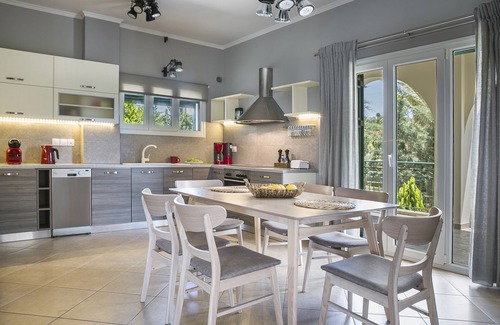 Lakithra Villa | ATHINAIS LAK VILLA,6 bedrooms,private pool, barbeque