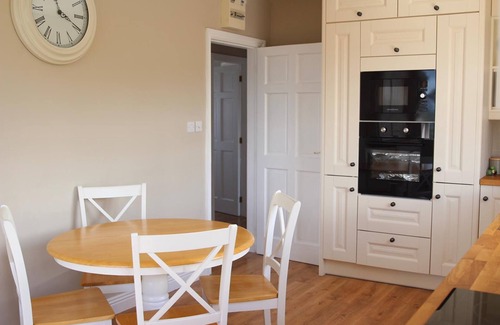 Lisdoonvarna Cottage | Atlantic Rose Cottage - a bungalow that sleeps 5 guests in 3 bedrooms