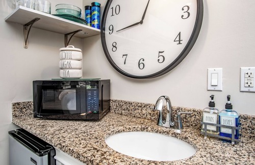 Midtown Apartment | Atlantis House's Banyan Suite-voted top 25 in USA