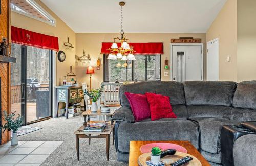 Locust Lake Village House | Atlas Point Lodge Sauna Fireplaces Kayaks Lakes Pet-Friendly Yard