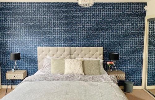 Thames House | Atom, Large 4 to 5 Bed House in East London, Sleeps 12, Garden, Parking, ideal for Contractors, Large Groups, Travellers