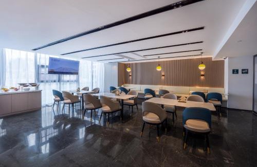 Bayi District Hotel | Atour Hotel Linzhi Bayi Nanyue Avenue