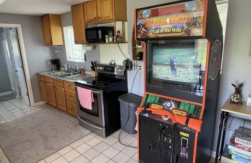Markville Cabin | ATV and Snowmobile trails 1/4 mile away. Full size Big Buck Hunter Arcade game.