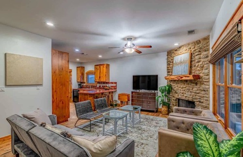 Austin House | ATX Hideaway | Heated Pool | Jacuzzi | Sleeps 14