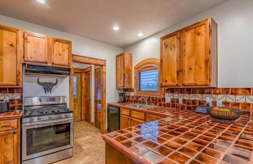 Austin House | ATX Hideaway | Heated Pool | Jacuzzi | Sleeps 14