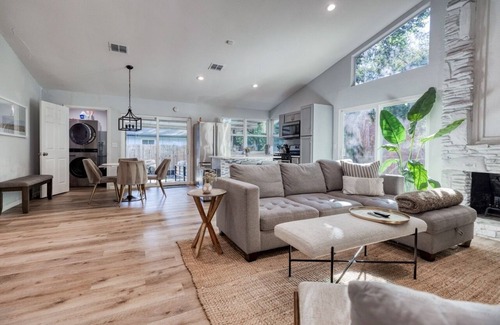 Franklin Park House | ATX, Hot Tub, 5 Beds 2 Bath, Pets, BBQ, Backyard