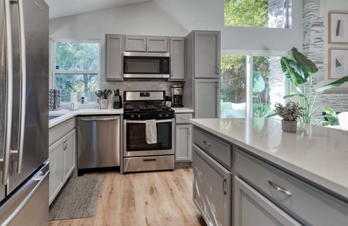 Franklin Park House | ATX, Hot Tub, 5 Beds 2 Bath, Pets, BBQ, Backyard