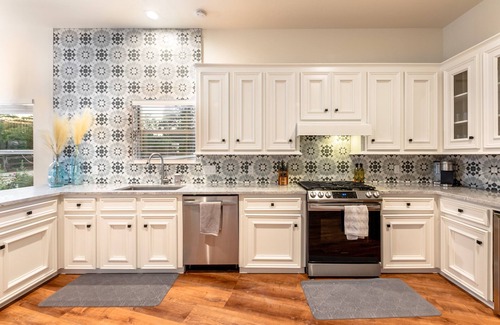 West Oak Hill House | ATX Treehouse l Pool l Spa l Firepit Sleep 30