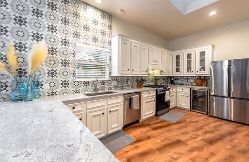 West Oak Hill House | ATX Treehouse l Pool l Spa l Firepit Sleep 30