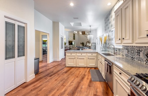 West Oak Hill House | ATX Treehouse l Pool l Spa l Firepit Sleep 30