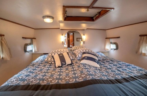 Eaucourt-sur-Somme Boat Rental | Atypical and cozy moored dutch boat on the Somme river