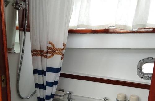 Eaucourt-sur-Somme Boat Rental | Atypical and cozy moored dutch boat on the Somme river