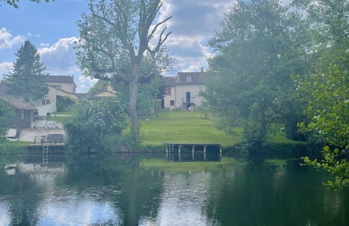 Bonnes Villa | Au bord de la Dronne - included with kayaks and giant garden