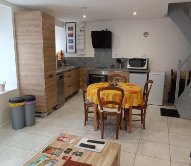 Saint-Vincent-Sterlanges Apartment | Au coin de la rue