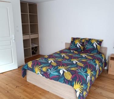 Saint-Vincent-Sterlanges Apartment | Au coin de la rue