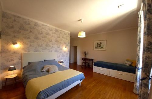 Fossemagne Bed & Breakfast | Au pays de Jacquou : Chambre d’hôtes et table d’hôtes