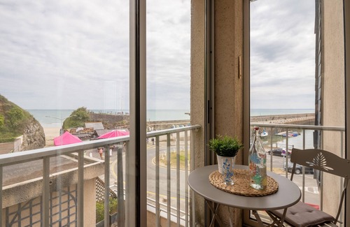 Binic Apartment | Au port de Binic - Loggia vue port