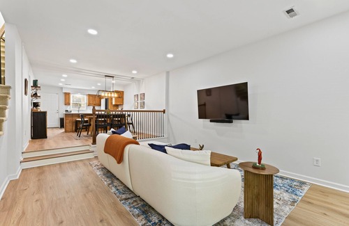 Auburn House | Aubie's Hangout - A BoutiqueTownhouse - Walk to Downtown & Campus!