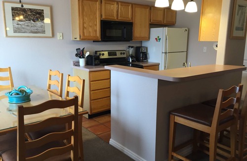Moab South Valley Condo | Aug Discounts Moab Solano Vallejo Condo, sleeps 5, outdoor pool