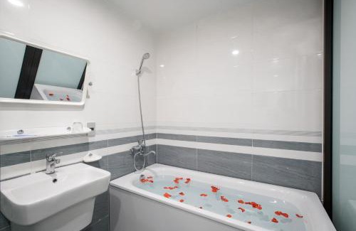 Ngo Quyen Hotel | AUI Hotel 38 Máy Tơ