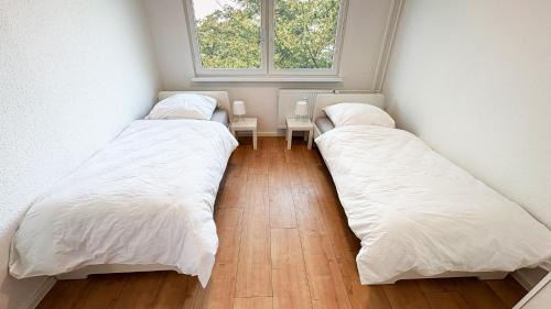 Stadtbezirk West Apartment | Ausgestattete Wohnungen für Monteur-Teams mit kostenlosem Parkplatz, WIFI, TV, Waschmaschine, Küche, Balkon, Restaurants und Supermarkt