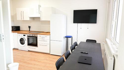Stadtbezirk West Apartment | Ausgestattete Wohnungen für Monteur-Teams mit kostenlosem Parkplatz, WIFI, TV, Waschmaschine, Küche, Balkon, Restaurants und Supermarkt