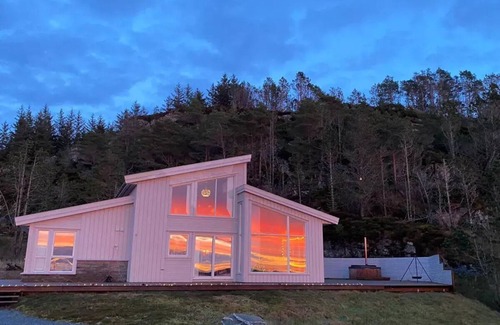 Austevoll House | Austevoll Cottage With Stunning sea Views!
