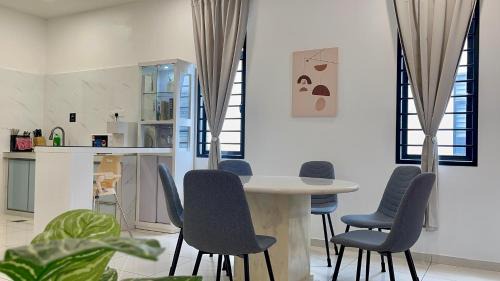 Tebrau House | Austin Crest - BBQ & Mahjong & WIFI #4BR3B #8pax by Cowidea