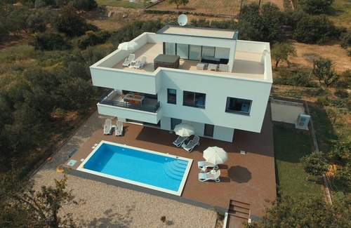 Kastel Stari Villa | Authentic Contemporary Dalmatian Villa with the swimming pool – Villa Diana