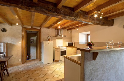 Panissieres Cottage | Authentic Cottage with Terrace and Pets Allowed
