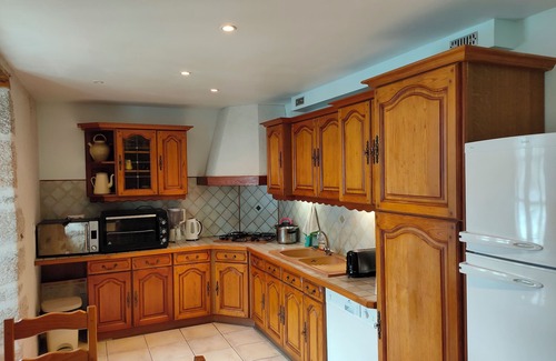 Omps House | Authentic farmhouse near a lake and the Cantal mountains.