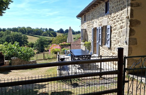 Omps House | Authentic farmhouse near a lake and the Cantal mountains.