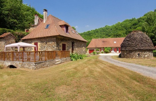 Saint-Medard-d'Excideuil House | Authentic cottage with heated pool 12x6 close to a river surrounded by nature