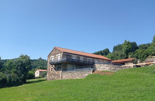 Saint-Privat-d'Allier Cottage | Authentic and comfortable gîte with large grounds and stunning view in Saint-Privat-d'Allier