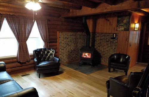 Mountain Home Apartment | Authentic Log Cabin in the Southern Ozark Mountains with hot tub