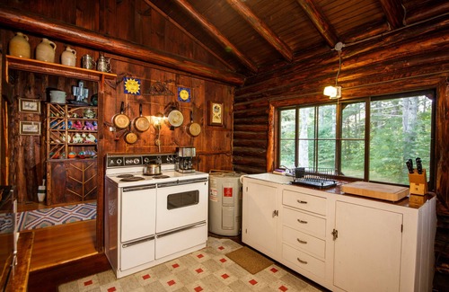 East Boothbay Cabin | Authentic Log Cabin on Damariscotta River W/Dock and Moorings