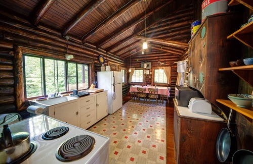 East Boothbay Cabin | Authentic Log Cabin on Damariscotta River W/Dock and Moorings