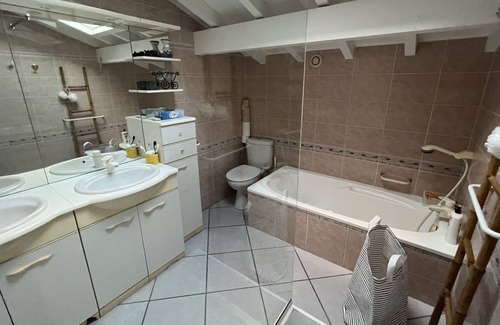 Irissarry House | Authentique Maison Basque, Vue, Piscine, Jacuzzi, Calme, 4 Étoiles