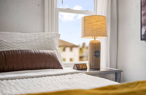 Bellevue Apartment | Autumn Loft 1br 1ba Travel Pad