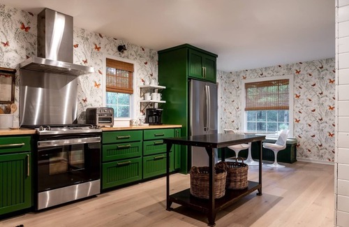 Round Top House | Autumn Nights by Pool & Fire Pit | Sleeps 6 | Oak View Main House