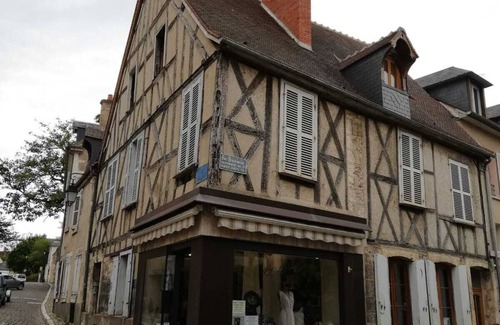Bourges Apartment | Aux 3 Maillets 2. Beautiful apartment in a 16th-century house.
