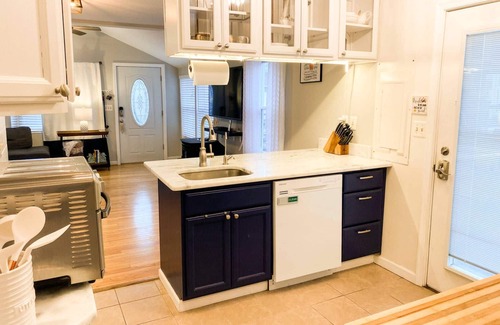 Edgewater House | Available for CW 2025 Family and Pet-friendly Edgewater cottage with hot tub in waterfront community