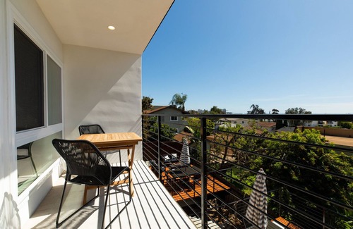 Middletown Condo | Avalon II by AvantStay | Chic & Stylish San Diego Condo w/Vibrant Interiors