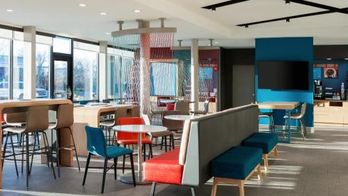 California Hotel | avid hotel California Lexington Park by IHG
