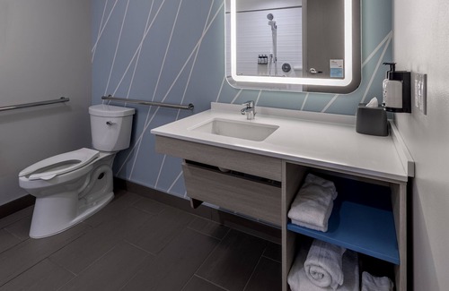 Waukesha Hotel | avid hotel Milwaukee West Waukesha by IHG