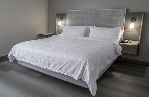 Waukesha Hotel | avid hotel Milwaukee West Waukesha by IHG