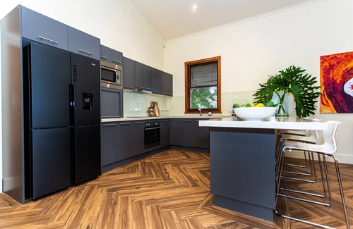 Cowra House | Avonleigh - Beautiful 3 Bedroom Home. Lovely Garden one block from town centre
