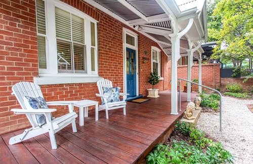Cowra House | Avonleigh - Beautiful 3 Bedroom Home. Lovely Garden one block from town centre